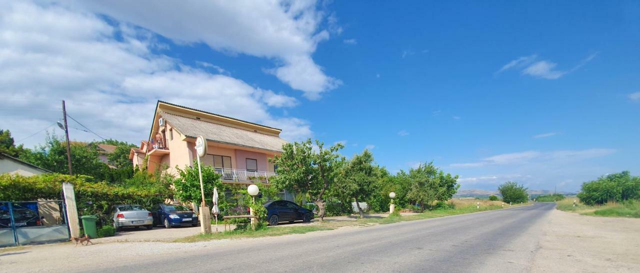 Guesthouse Sobi-Rooms Gradsko Екстер'єр фото